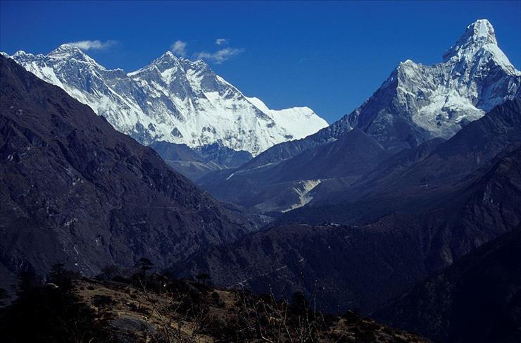 Nepal - obrazy - 1024px-Nepal_Mount_Everest_And_Ama_dablam. Himalaje Wysokie w pobliżu granicy z Chinami.jpg