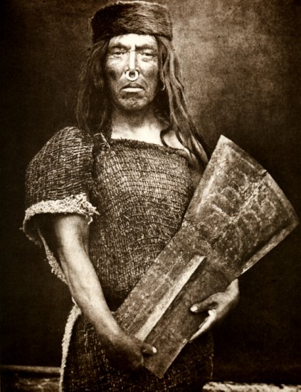 Photos of Indians... - 1910-1925 Edward S. Curtis  Chef Nakoaktok avec du cuivre, Nakoaktok head with copper.jpg