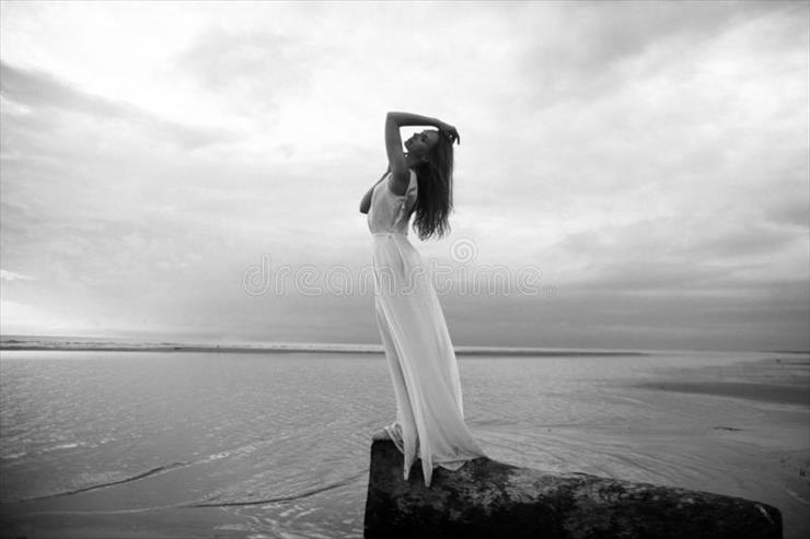 Czarne wakacyjne - portrait-woman-sea-beach-sunset-white-dress-woman-sea-sunset-white-dress-166996701.jpg